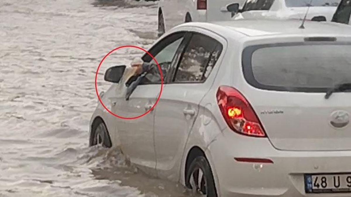 Otomobiline dolan suyu bardakla tahliye etmeye çalıştığı anlar kameraya böyle yansıdı