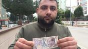 Paranın üzerindeki yazıyı görünce şok oldu! Her yerde onu arıyor:  'Fark etseydim kesinlikle geri verirdim'