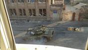 Mariupol’de ilerleyen Rus tankı el tipi tanksavar ile vuruldu