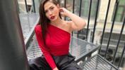 Demet Özdemir cesur elbisesiyle poz verdi!