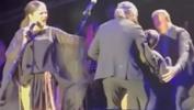 İzel konserde bir anda yere yığıldı! Baygınlık sebebi belli oldu