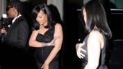 Rihanna transparan elbisesiyle zor anlar yaşadı!