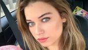 Afra Saraçoğlu cesur tarzıyla beğeni topladı!