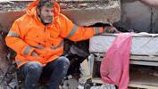 Enkaz altındaki kızının elini bırakmamıştı! İlk kez konuştu: Çıplak ellerimle kazdım ama...