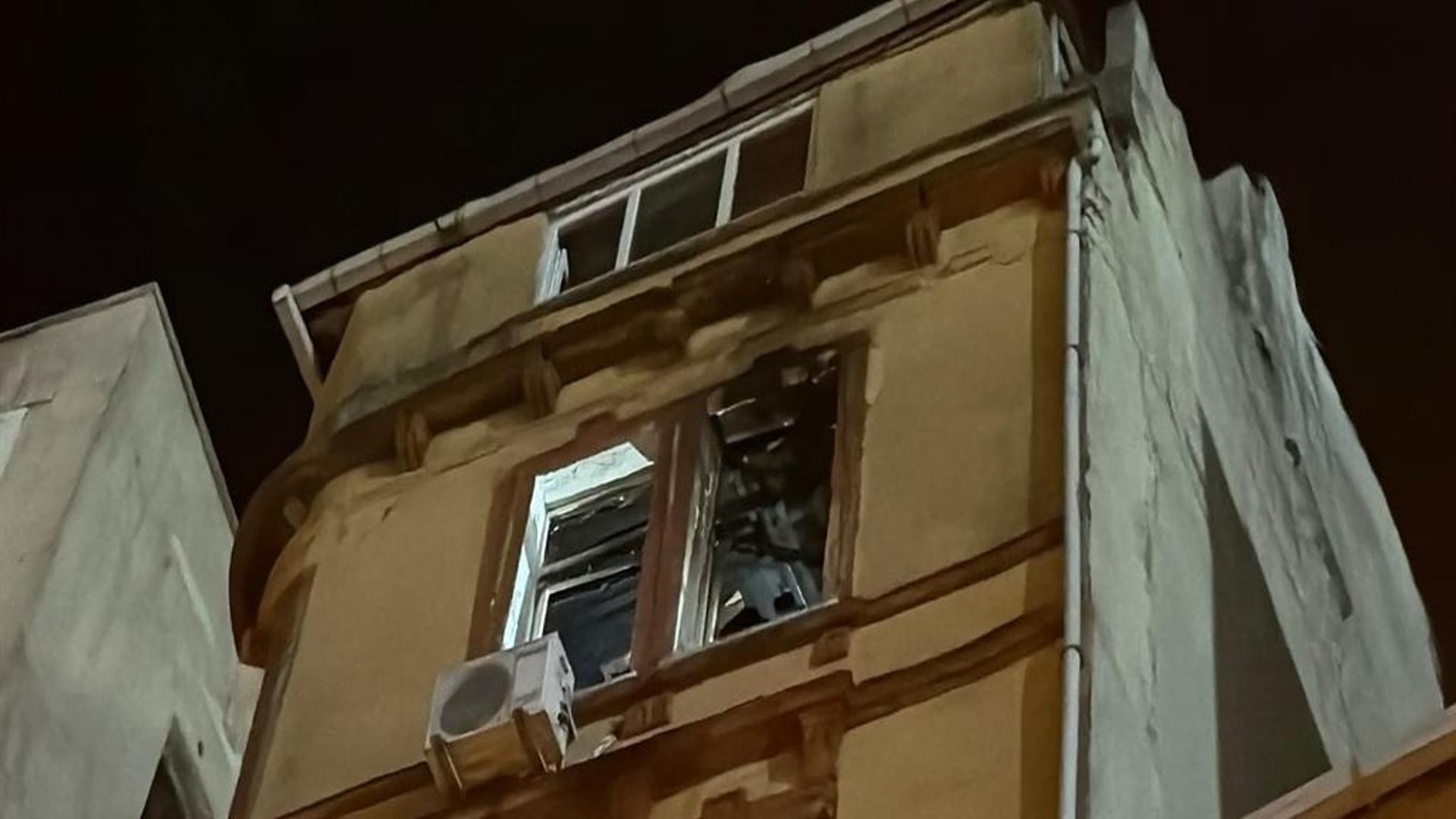 Beyoğlu'nda Maç Sonrası Havai Fişek Yangını: Dördüncü Kattaki Dairede Hasar