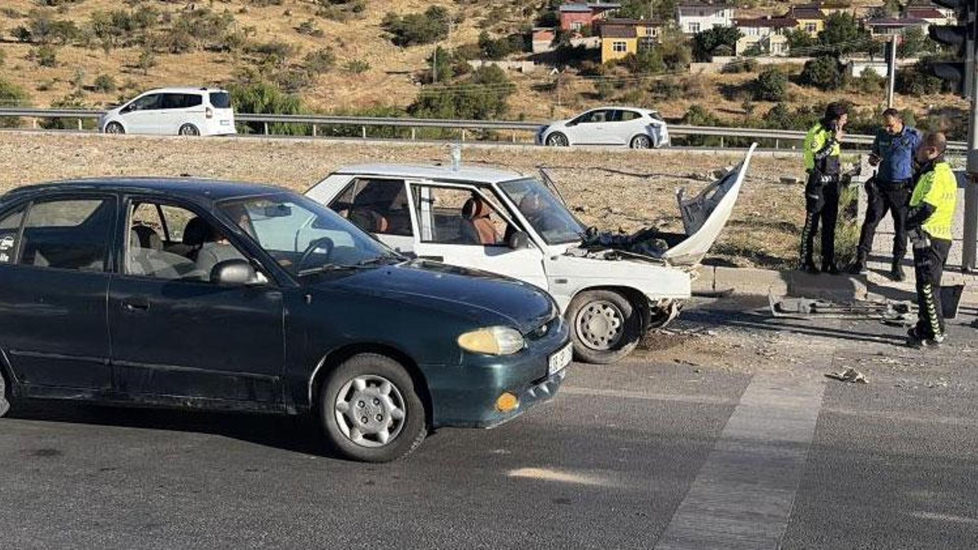 إصابة ستة أشخاص في حادث تصادم سيارة وشاحنة على طريق يوزغات-أنقرة