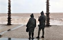 Dünya ünlü Konyaaltı sahilinde denizin rengi kahverengiye döndü
