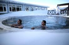 Zirvede turistlerin kar üstünde hamam sefası