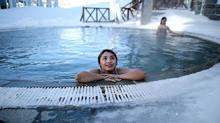 Zirvede turistlerin kar üstünde hamam sefası