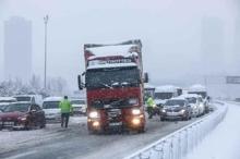 İstanbul’u kar yağışı vurdu! Arabalar yolda kaldı, otobüs seferleri durduruldu