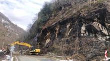 Rize’de heyelan; düşen kayalar yolu kapattı
