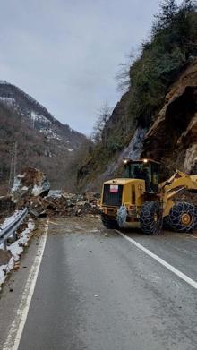 Rize’de heyelan; düşen kayalar yolu kapattı