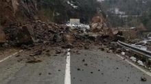 Rize’de heyelan; düşen kayalar yolu kapattı
