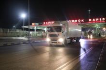 Savaş mağduru tır şoförü, Türkiye’ye gelir gelmez toprağı öptü, diz çöküp dua etti