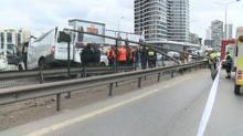 Pendik'te refüjdeki bariyerlere çarpan minibüs devrildi