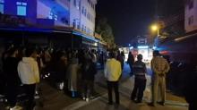 Yanan evini görünce gözyaşı döktü