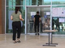 Adaylar sınavda, aileleri dışarıda ter döktü