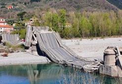 İtalya'da köprü çöktü: 1 yaralı