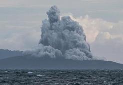 Endonezya'da Anak Krakatau Yanardağı patladı