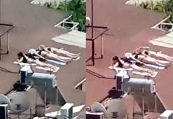 Corona virüs nedeniyle çatıda bikinili, mayolu güneşlenme