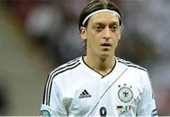 Özil'den hayranlarına  çağrı