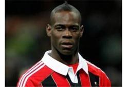Balotelli uslanmıyor!