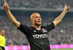 Ünlü futbolcuya maganda kurşunu!