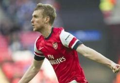 Mertesacker'den Mesut'a destek