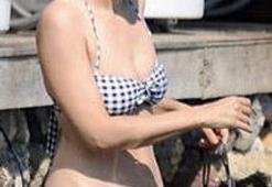 İlk kez bikinili görüntülendi