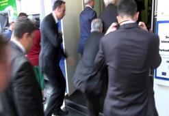 Bakan düşmekten son anda kurtuldu