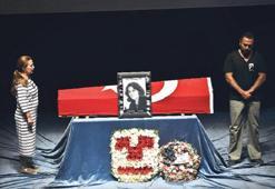 Son kez sahneye çıktı, veda etti