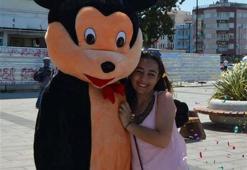 Mickey Mouse kılığına girip...