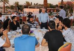 Aziz Yıldırım futbolcuları topladı