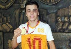 'Aysal büyüğüm, o yüzden elini öptüm'