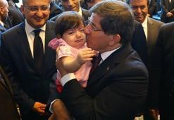 En küçük rehineyi kucakladı