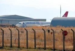 Erzurum'da uçak hangara çarptı!