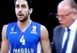 Efes maçında olay! Tekme...