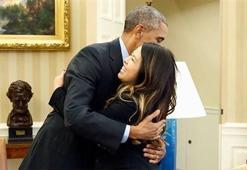 Obama Ebola’yı yenen hemşireye sarıldı