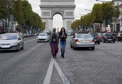 Paris sokaklarında etekle gezdi!