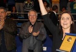 Aziz Yıldırım'dan Esmeral Tunçluer'e plaket!