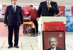 Baykal Kılıçdaroğlu'nun yerdeki fotoğrafı önünde konuştu