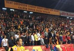 Abdi İpekçi'de saygı duruşu krizi