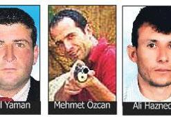 Onu görünce lastiği çıkardı, deriyi giydi