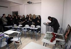 Özgecan'ın oturduğu sırada karanfil...