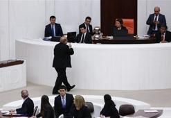 Hasip Kaplan başkanlık divanına yürüdü