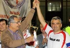 Kupayı Deniz Baykal'ın elinden aldı