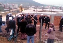 Polisin başına kalasla vurdu!
