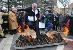 Vali az kalsın Nevruz ateşinde yanacaktı