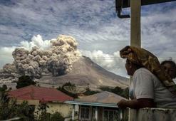 Kırmızı alarm! Sinabung yeniden patladı