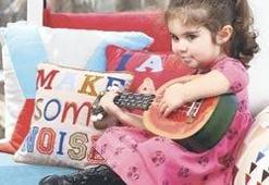 Müzikle uğraşan çocuğun kendine güveni artıyor
